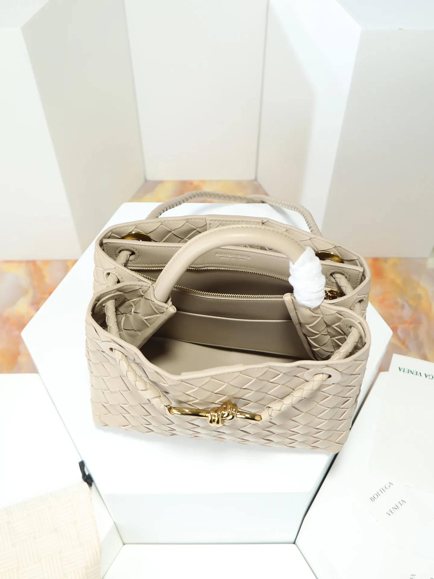 1300. Andiamo is shipping‼ ️Really popular🔥The new Andiamo woven handbag launched by Bottega Veneta this season is really popular all over the world! ! Celebrities at home and abroad have worn it, and Oscar-winning actress Michelle Yeoh has taken it out on the street. Song Jia, Trai Yala, Yu Feihong, Sanji Ayaka, Rosie Hunting-Whiteley, Yoshioka Riho, etc. have all worn this bag. It is classic and versatile and shows off your temperament, and the bag capacity is also large, which is very convenient for daily commuting! ! A variety of carrying methods, the shoulder straps can be adjusted by yourself, the original lambskin feels soft and delicate, and the unisex style breaks the gender boundaries and brings a more practical and long-lasting use experience. Andiamo, which has both elegant and casual styles, perfectly interprets the true appearance of "fashionable old money style". Style number: 766014 Size: 25*22*10.5cm